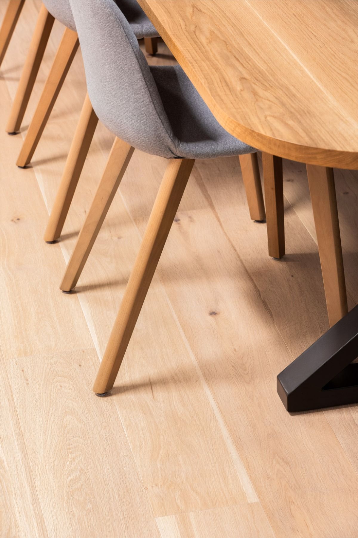 Oak Wood Flooring – Natural Warmth, Durable Texture & Timeless Elegance for Home & Commercial Spaces